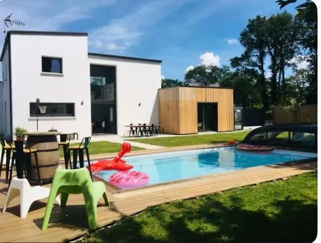 Maison Moderne Avec Piscine Bains-sur-Oust